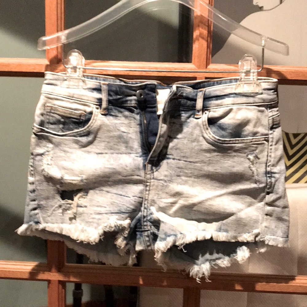 H & M women’s short. Size 4. Light rinse and distressed. Super stretchy.